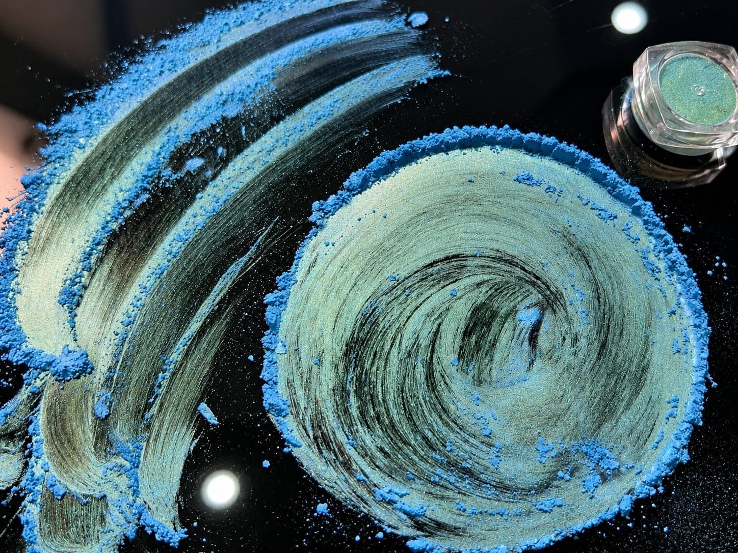 Blue to Green Shift pearlescent pigment