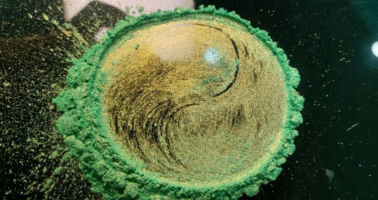 Green to Gold Shift pearlescent pigment