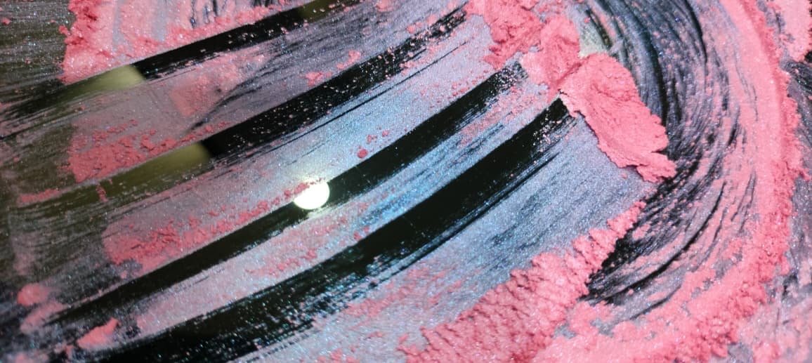 Pink to Blue Shift pearlescent pigment